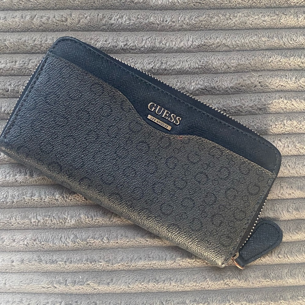 Black Guess zippered wallet